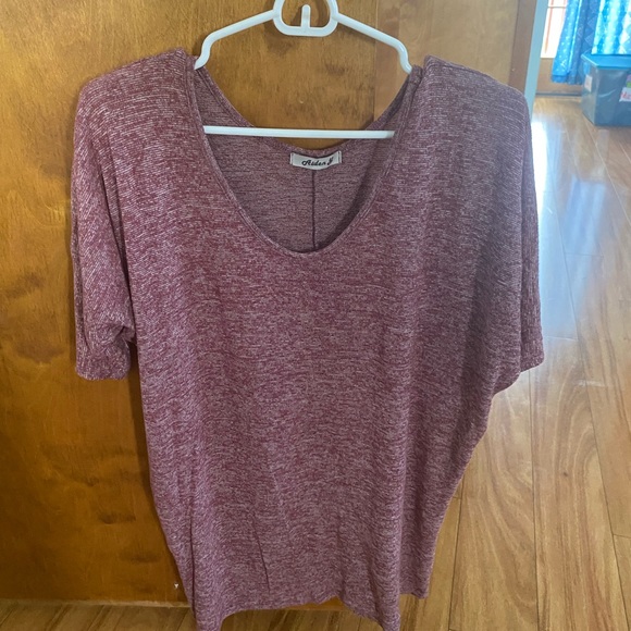 🌺 3/$15 Maroon batwing top - Picture 1 of 3